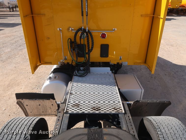 image for item HA9102 2015 Peterbilt 579  semi truck