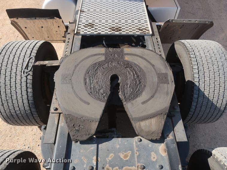 image for item HA9102 2015 Peterbilt 579  semi truck