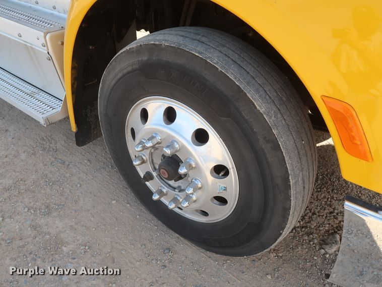 image for item HA9102 2015 Peterbilt 579  semi truck