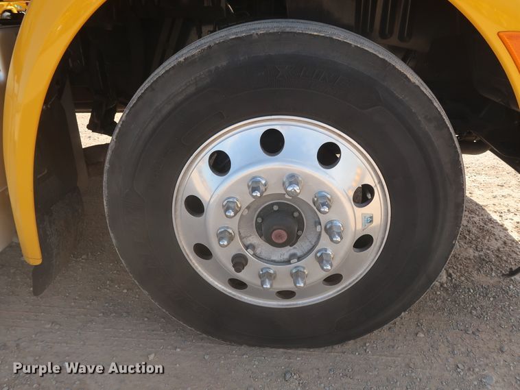 image for item HA9102 2015 Peterbilt 579  semi truck