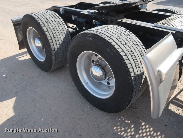 image for item HA9102 2015 Peterbilt 579  semi truck