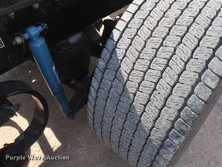 image for item HA9102 2015 Peterbilt 579  semi truck