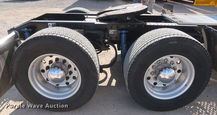 image for item HA9102 2015 Peterbilt 579  semi truck