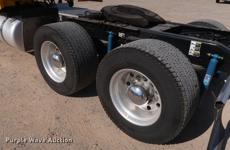 image for item HA9102 2015 Peterbilt 579  semi truck