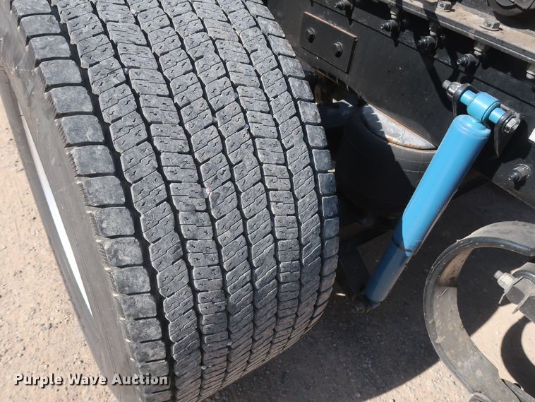 image for item HA9102 2015 Peterbilt 579  semi truck