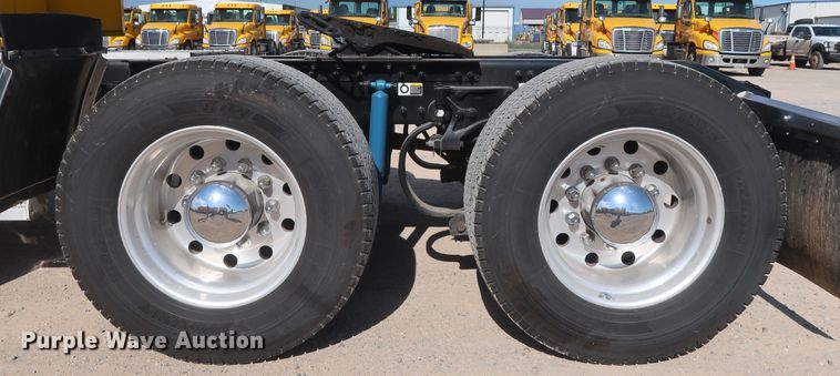 image for item HA9102 2015 Peterbilt 579  semi truck