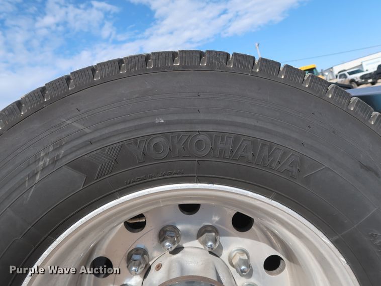 image for item HA9102 2015 Peterbilt 579  semi truck