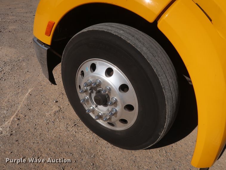 image for item HA9102 2015 Peterbilt 579  semi truck