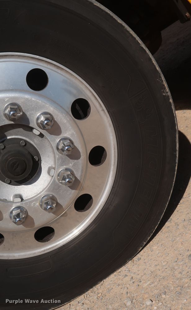 image for item HA9102 2015 Peterbilt 579  semi truck