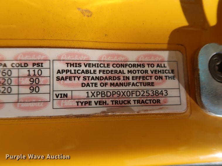 image for item HA9102 2015 Peterbilt 579  semi truck