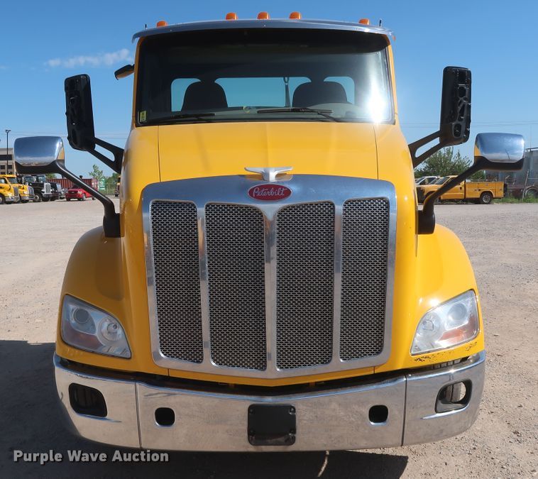 image for item HA9103 2016 Peterbilt 579  semi truck