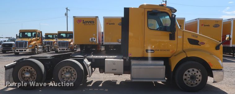 image for item HA9103 2016 Peterbilt 579  semi truck