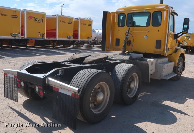 image for item HA9103 2016 Peterbilt 579  semi truck