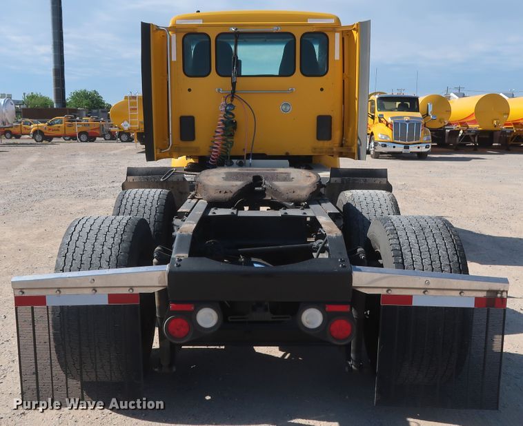 image for item HA9103 2016 Peterbilt 579  semi truck