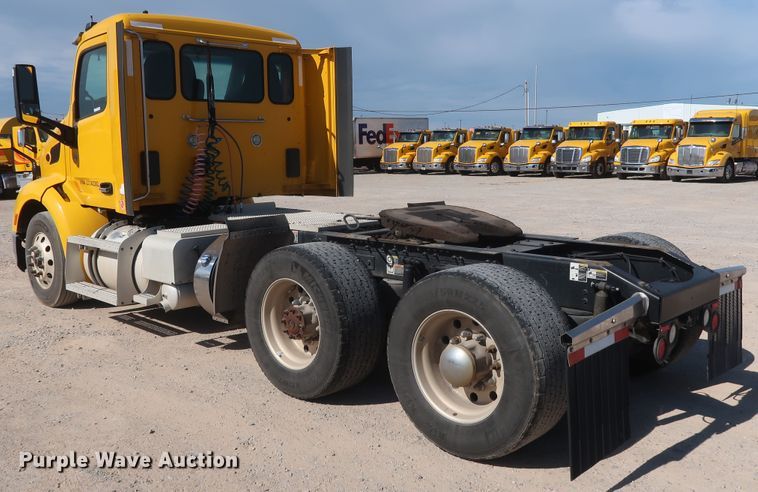 image for item HA9103 2016 Peterbilt 579  semi truck