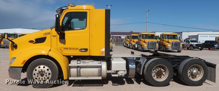 image for item HA9103 2016 Peterbilt 579  semi truck