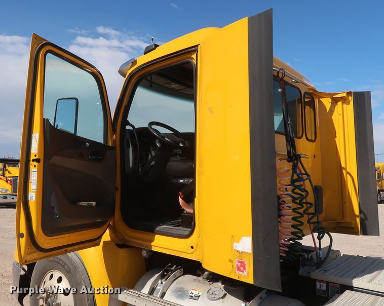 image for item HA9103 2016 Peterbilt 579  semi truck