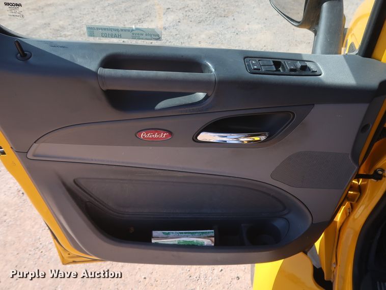 image for item HA9103 2016 Peterbilt 579  semi truck