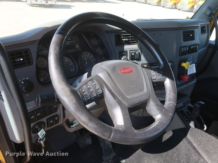 image for item HA9103 2016 Peterbilt 579  semi truck