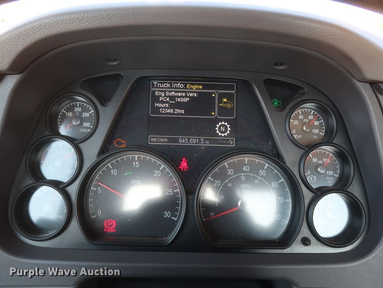 image for item HA9103 2016 Peterbilt 579  semi truck