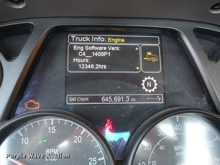 image for item HA9103 2016 Peterbilt 579  semi truck