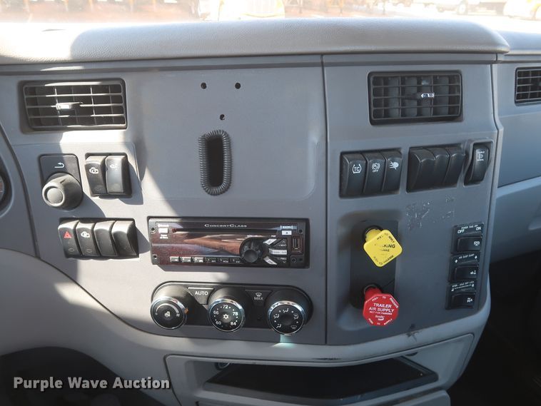 image for item HA9103 2016 Peterbilt 579  semi truck