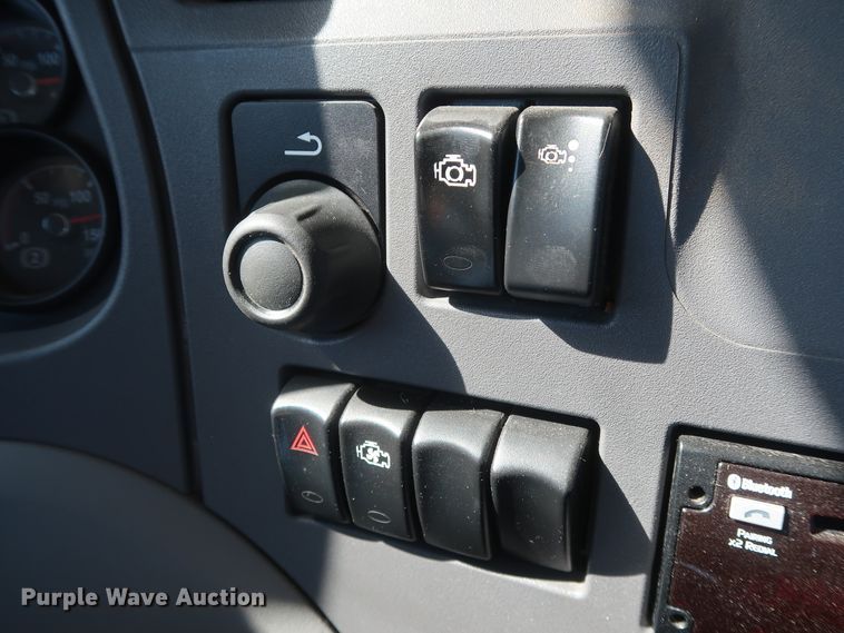 image for item HA9103 2016 Peterbilt 579  semi truck