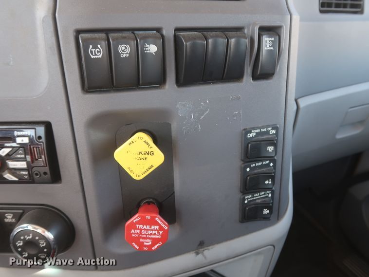 image for item HA9103 2016 Peterbilt 579  semi truck