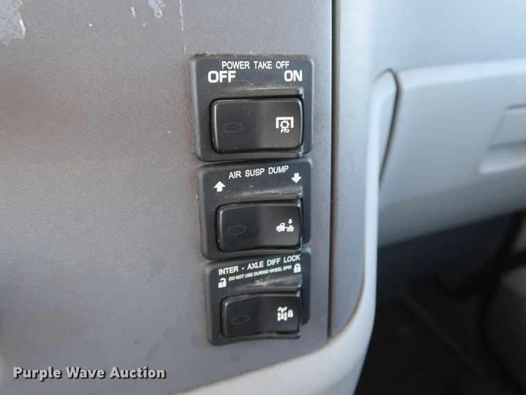 image for item HA9103 2016 Peterbilt 579  semi truck