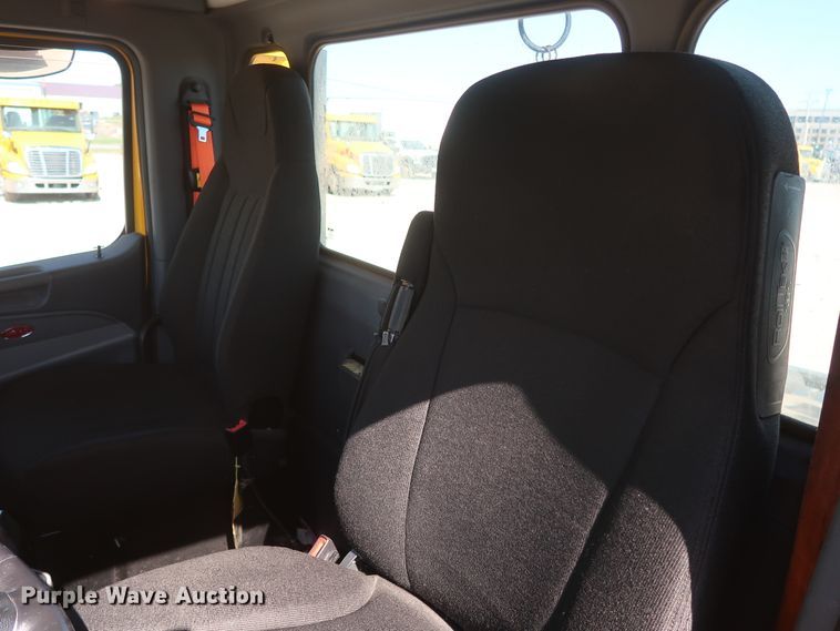 image for item HA9103 2016 Peterbilt 579  semi truck