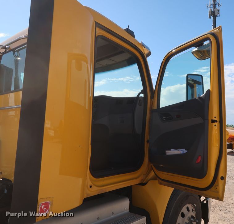 image for item HA9103 2016 Peterbilt 579  semi truck