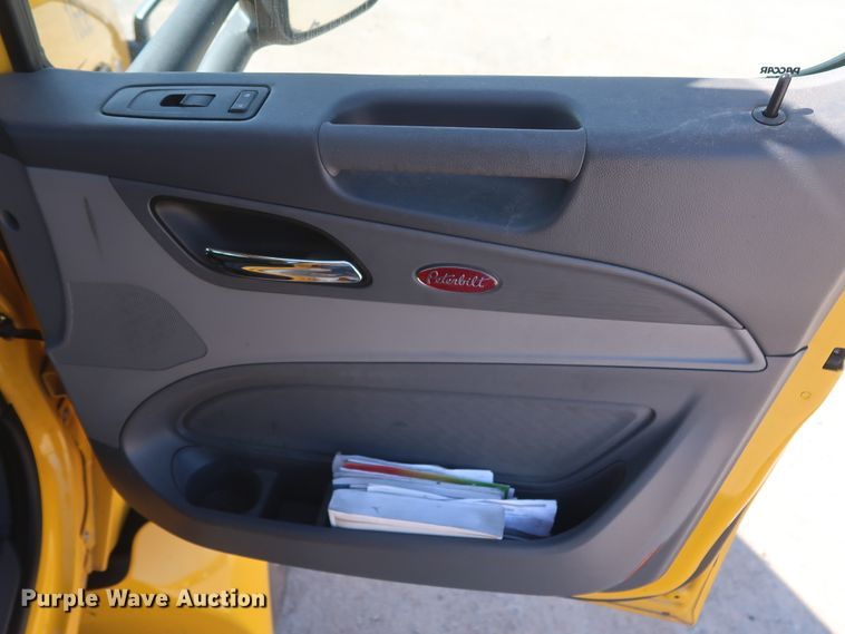 image for item HA9103 2016 Peterbilt 579  semi truck