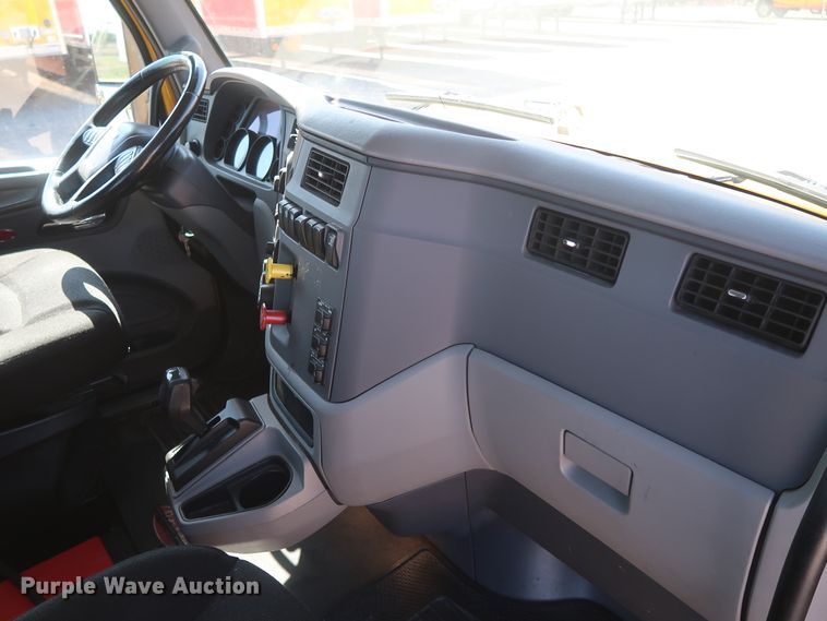 image for item HA9103 2016 Peterbilt 579  semi truck