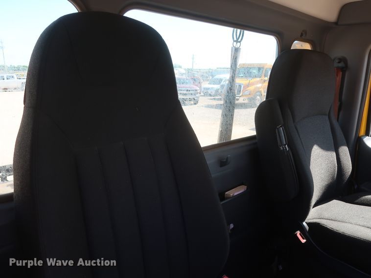 image for item HA9103 2016 Peterbilt 579  semi truck