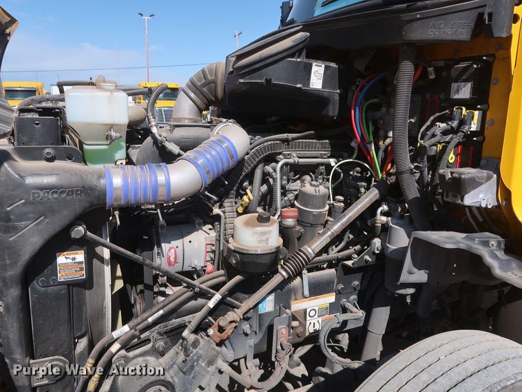 image for item HA9103 2016 Peterbilt 579  semi truck