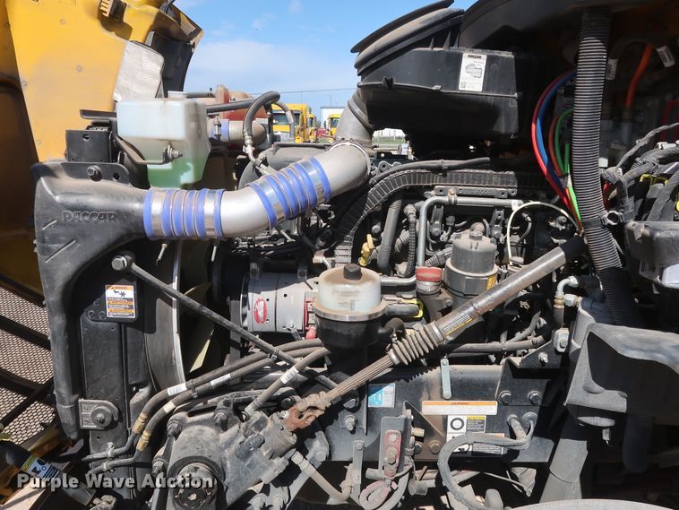 image for item HA9103 2016 Peterbilt 579  semi truck