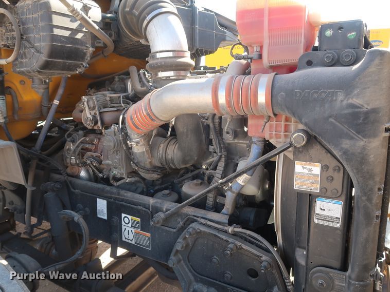 image for item HA9103 2016 Peterbilt 579  semi truck