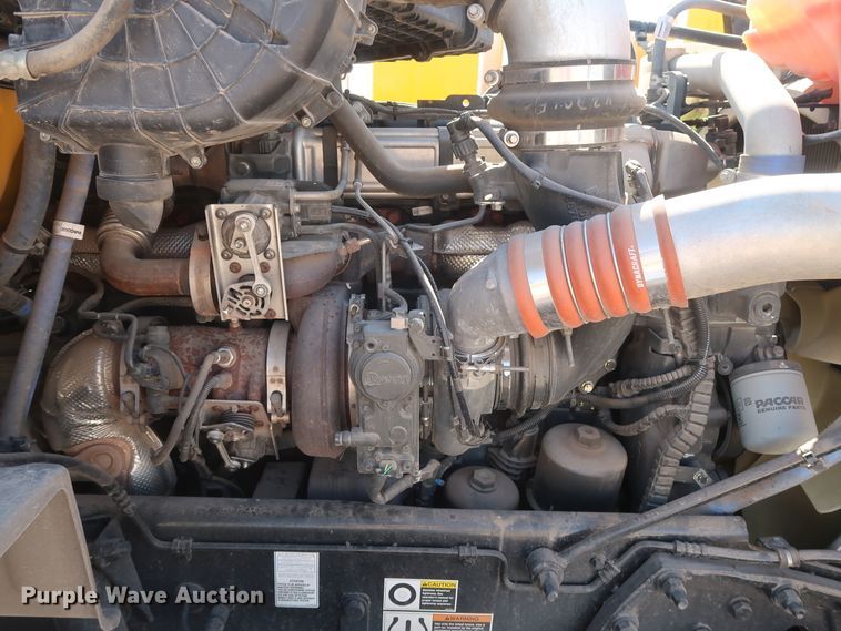 image for item HA9103 2016 Peterbilt 579  semi truck