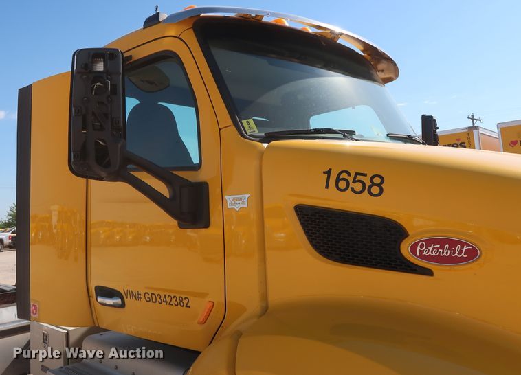 image for item HA9103 2016 Peterbilt 579  semi truck