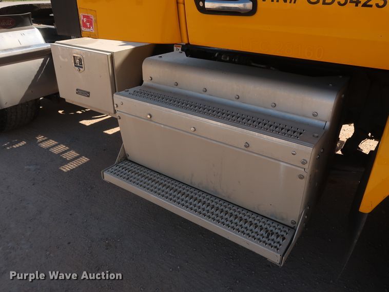 image for item HA9103 2016 Peterbilt 579  semi truck