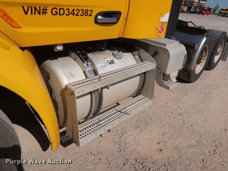 image for item HA9103 2016 Peterbilt 579  semi truck