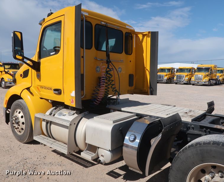 image for item HA9103 2016 Peterbilt 579  semi truck