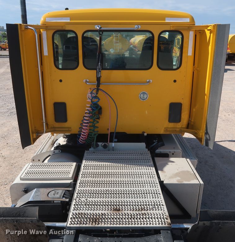 image for item HA9103 2016 Peterbilt 579  semi truck