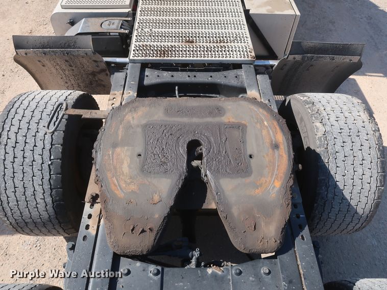 image for item HA9103 2016 Peterbilt 579  semi truck