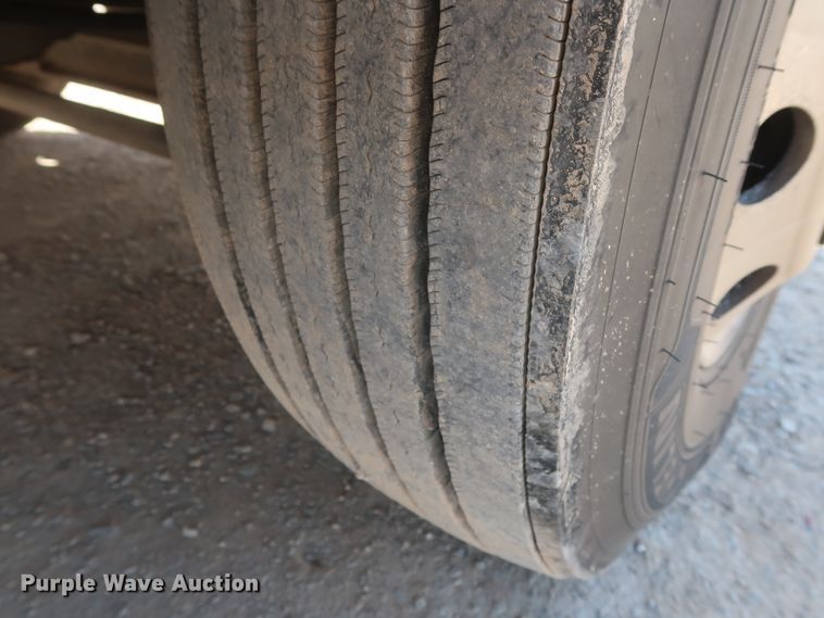 image for item HA9103 2016 Peterbilt 579  semi truck