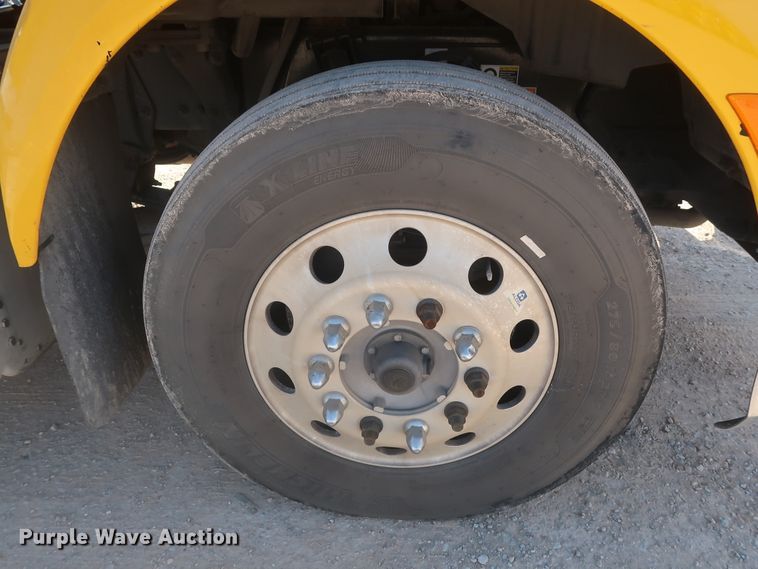 image for item HA9103 2016 Peterbilt 579  semi truck