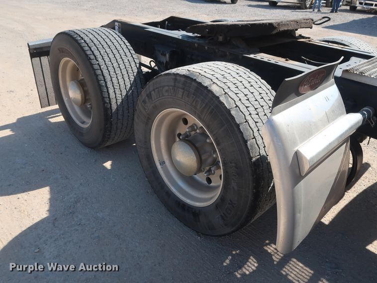 image for item HA9103 2016 Peterbilt 579  semi truck