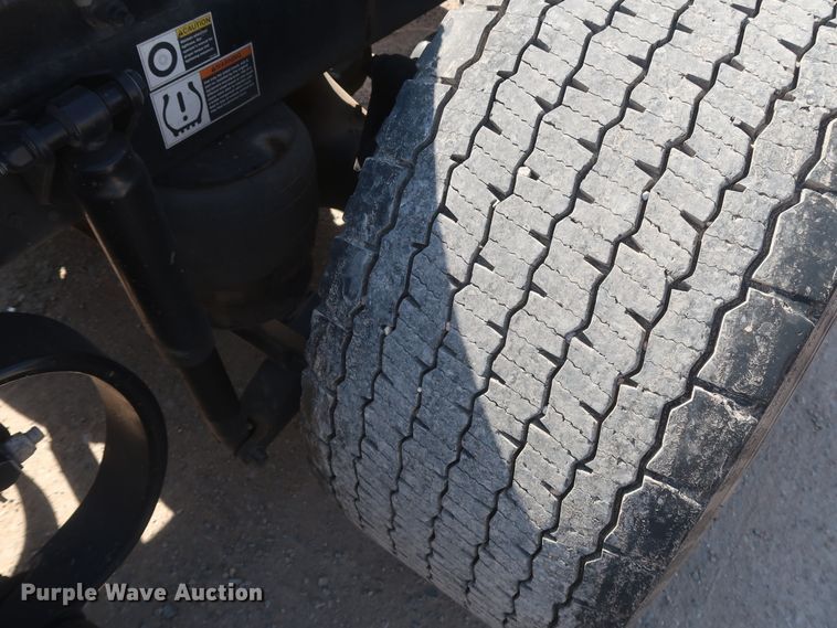 image for item HA9103 2016 Peterbilt 579  semi truck