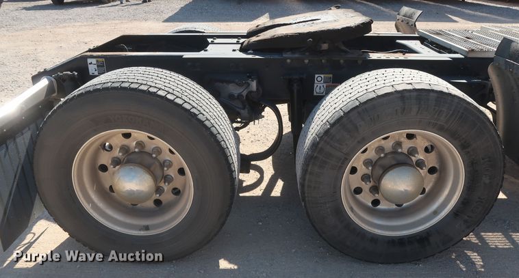 image for item HA9103 2016 Peterbilt 579  semi truck