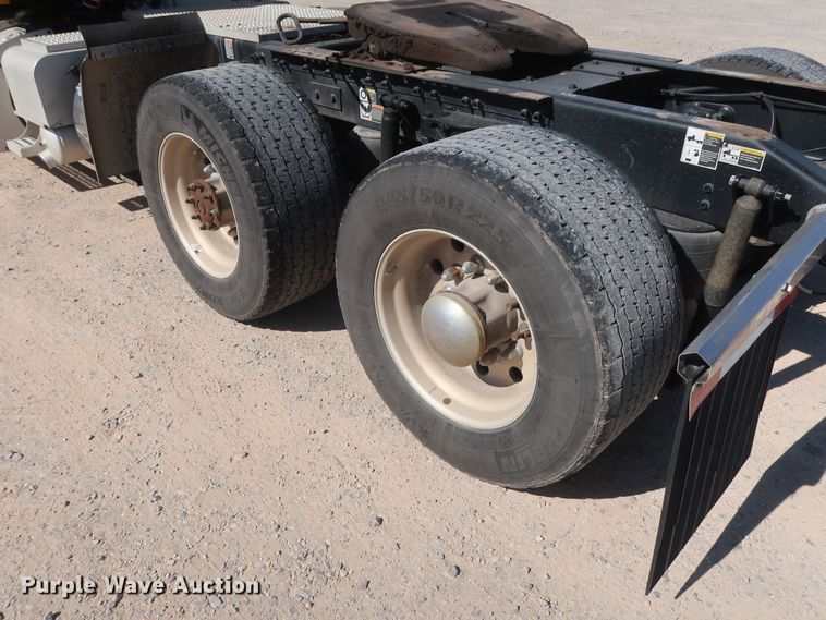 image for item HA9103 2016 Peterbilt 579  semi truck